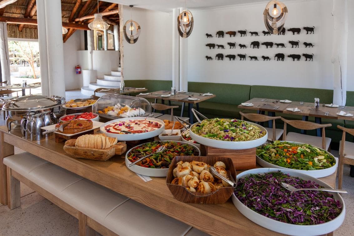 15h00: Welcome Drinks & Snacks Upon Arrival Drinks & Snacks Upon Arrival on the Sunset Safari Day Trip from Cape Town