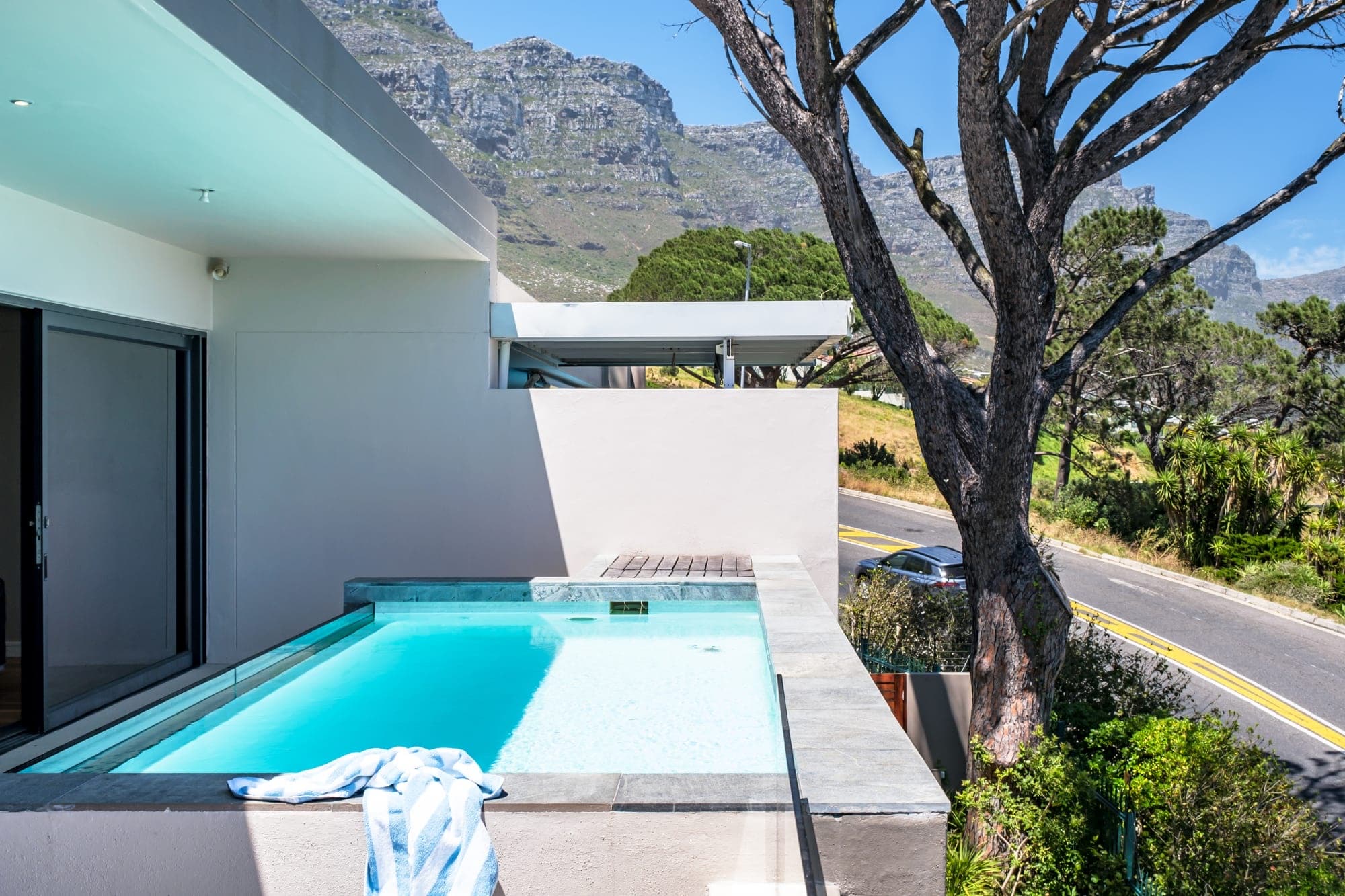 Spacious Holiday Apartment with Fantastic Views Deck and Pool Malindi β luxury villa in Camps Bay
