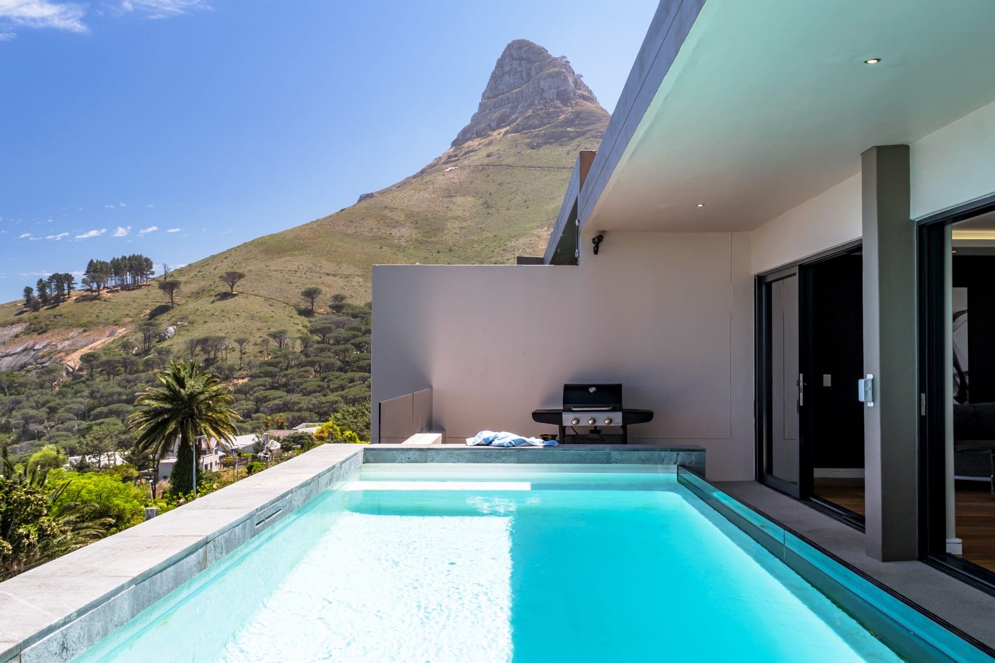Spacious Holiday Apartment with Fantastic Views Deck and Pool Malindi β luxury villa in Camps Bay